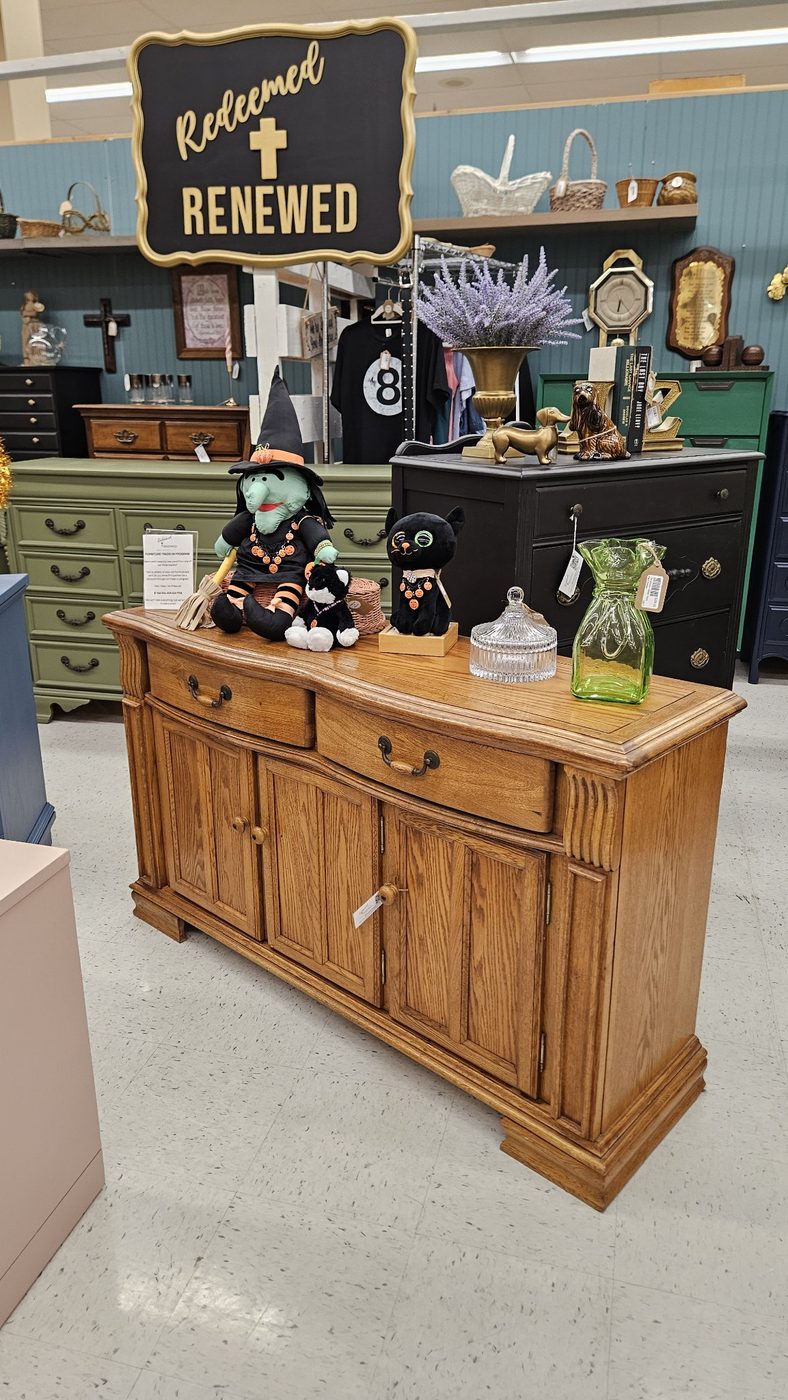 Solid Oak Buffet / Sideboard – Beautiful Storage Piece — photo 1 of 1